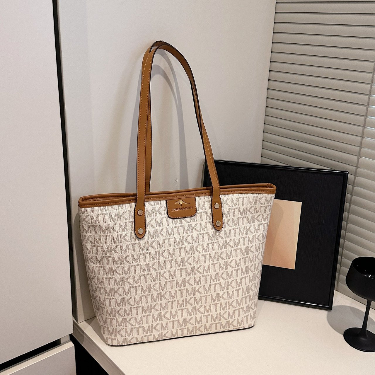 Elegant shoulder bag