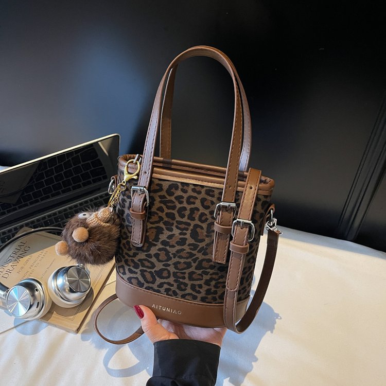 single shoulder crossbody handbag