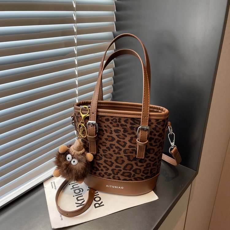 single shoulder crossbody handbag