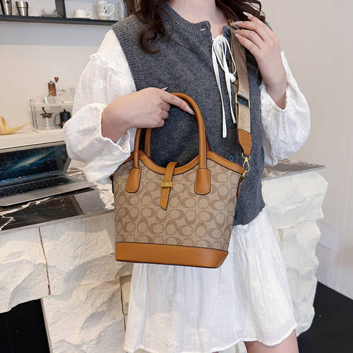 Women's handbags are a symbol of taste and a code to your confidence.