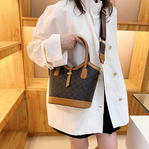 Women's handbags are a symbol of taste and a code to your confidence.