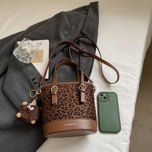 single shoulder crossbody handbag