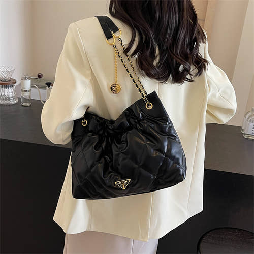 Elegant shoulder bag